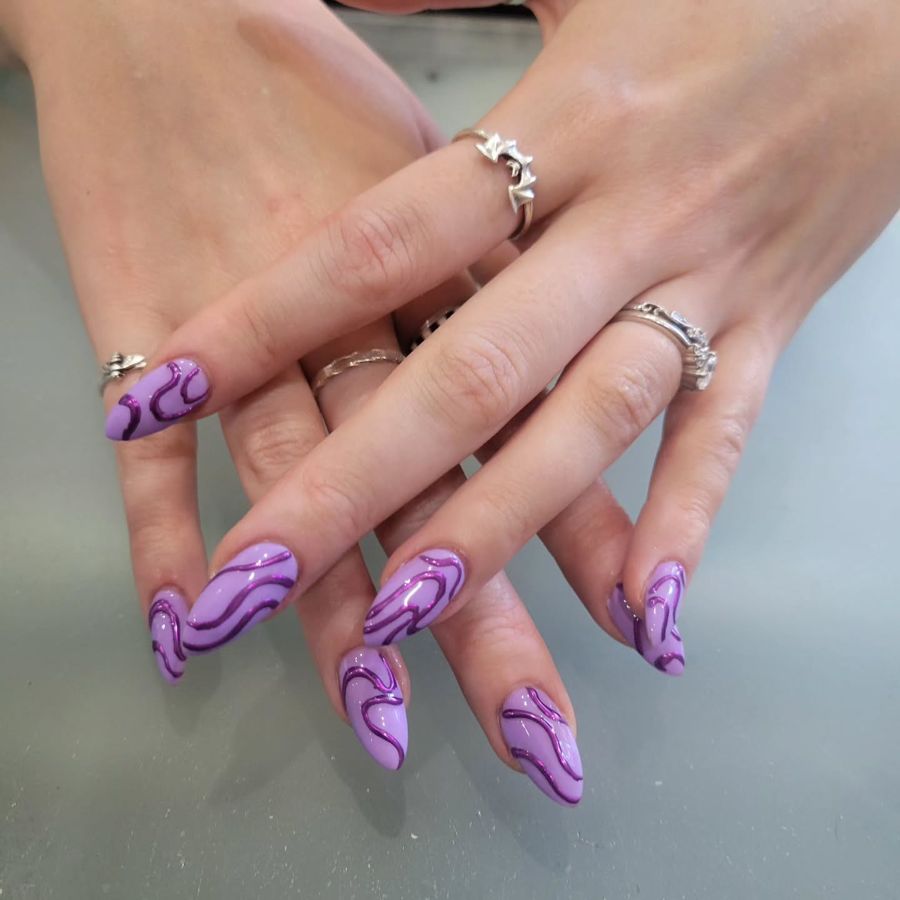 Long almond-shaped nails in glossy light lavender